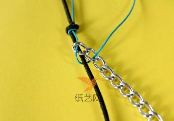 固定金属链和皮绳之后，靠细的彩绳将两种材料编织到一起