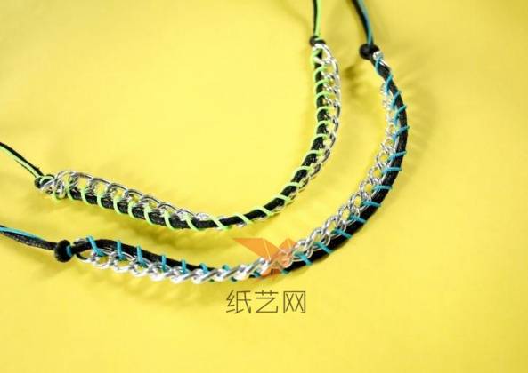 这样就可以完成一根手链的编织啦，情侣手链只需要更换彩色绳子的颜色就可以啦。