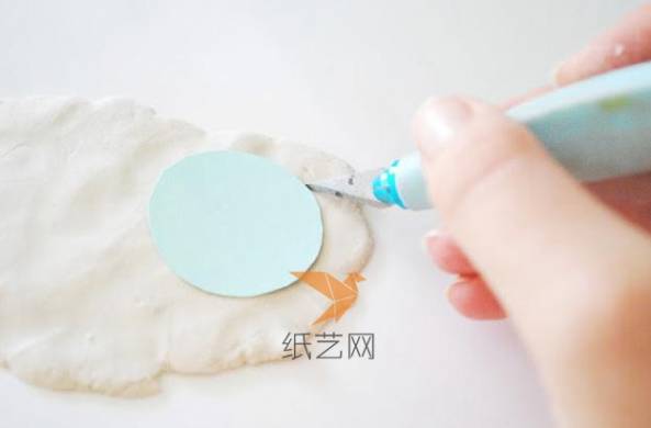 把超轻粘土擀成薄片之后，用剪成圆形的纸片作为模具，把同样大小的粘土刻出来