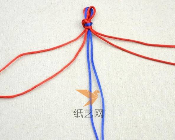 将两种颜色的绳子对折后打结，然后开始进行编织