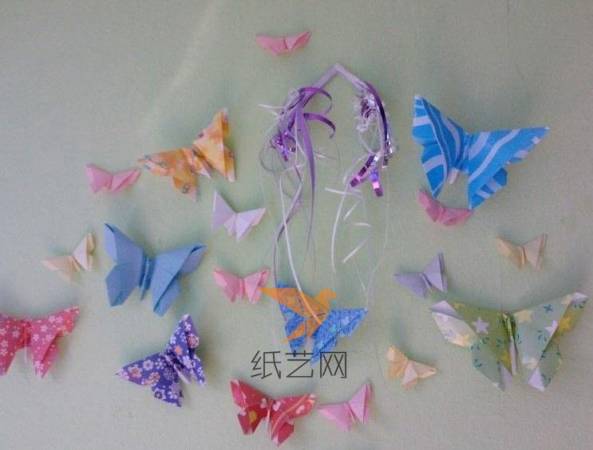 我们可以用不同颜色的彩纸来制作大大小小的蝴蝶，装饰墙壁非常的漂亮哟