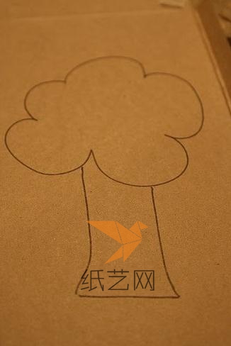 现在硬纸板上面画出一颗大树的轮廓