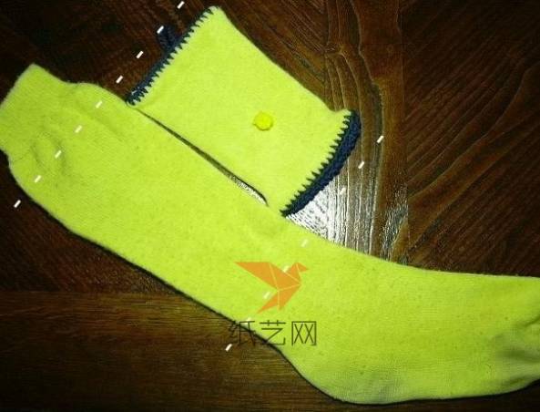 首先把袜子剪下合适的长度来