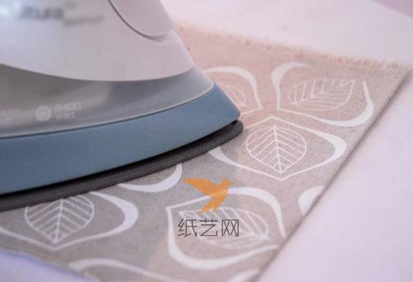 把两层棉布中间夹上易熔布料，用熨斗熨一下，布料之间就很好的粘到一起了