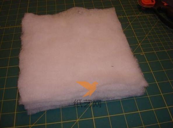 为了隔热效果更好，我们可以剪下同样大小的丝棉夹在隔热垫里面