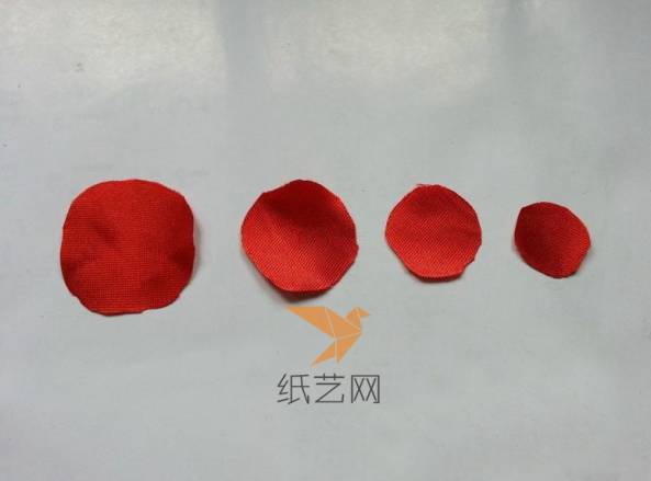 先把红色的绸布剪成四个大小不一的圆形
