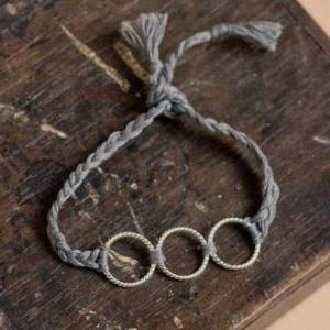 简单的毛线编织手链制作教程