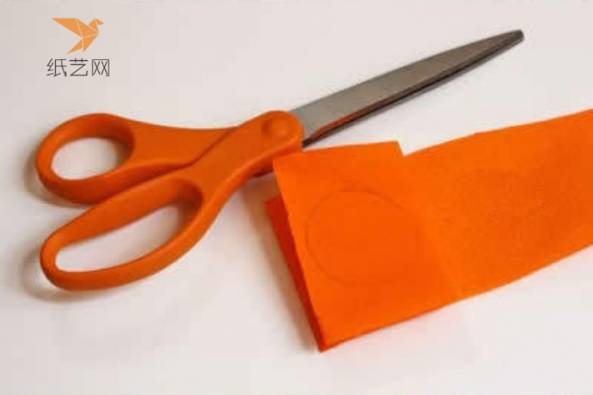 用笔在纸上画下要剪的花瓣轮廓线条然后用剪刀剪下