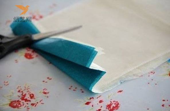 白色蓝色纸张和蕾丝纸折叠在一起