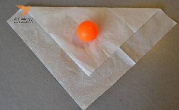 乒乓球外面用纸巾包裹起来