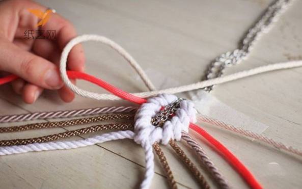 开始编织红色的编织绳