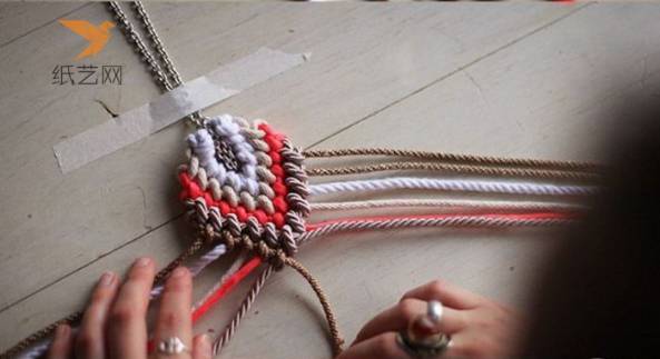 继续编织下去一直编织完所有颜色的编织绳