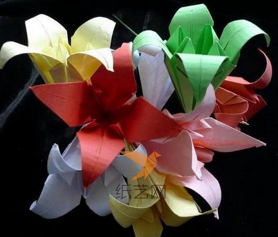 用这种方法可以制作一束各种颜色的折纸香水百合，超美的。