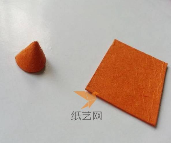 把橘色的纸粘成一个小圆锥形