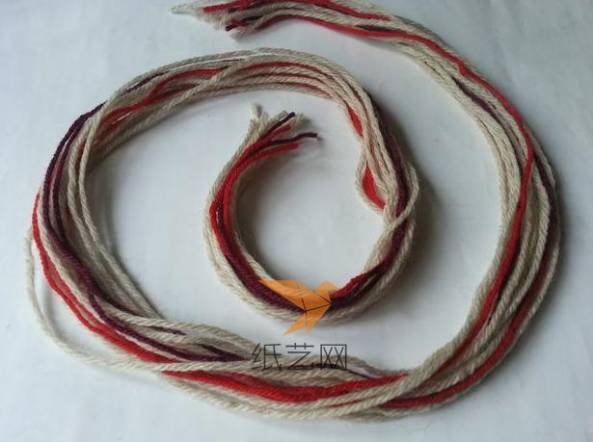 用前面编织围巾的毛线各个颜色都剪裁下同样长度的一长段，聚成一股