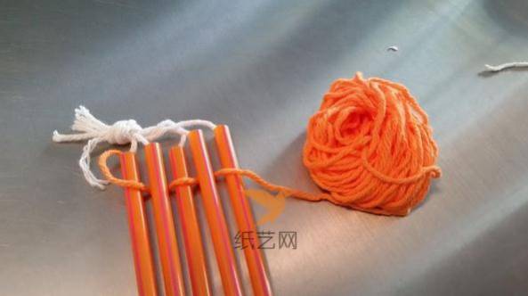 然后就可以用橙色的毛线在吸管上开始编织了