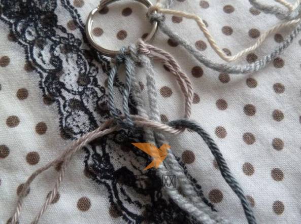 然后将左边的开始编织，两个毛线打成结