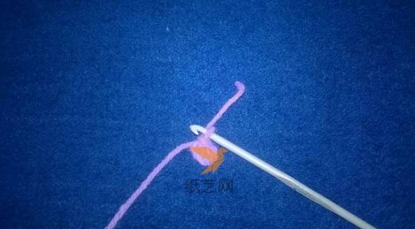 首先用紫色的毛线编织四针起针，然后用引拔针成为一个环