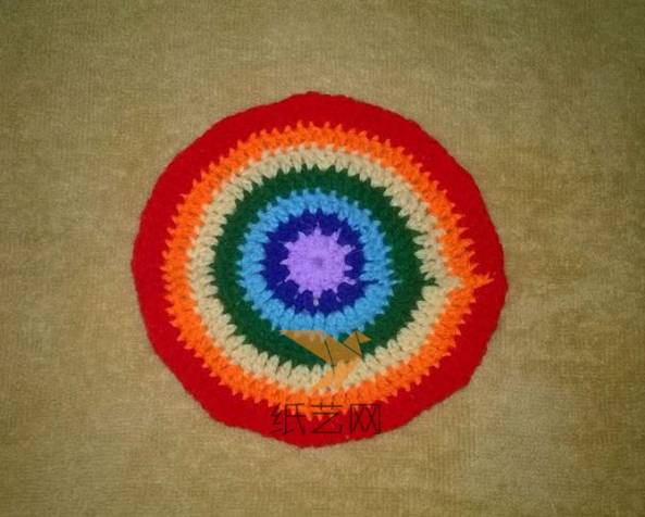 这样用钩针换线来编织成为一个彩虹色的圆形织片