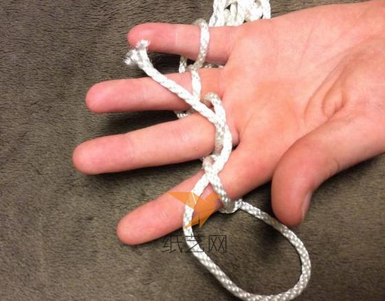在编织的长度合适了之后，将最后的绳子分别穿过每一根手指上面的绳子