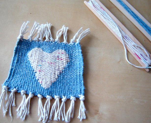 手工编织织布机编织心形装饰制作教程