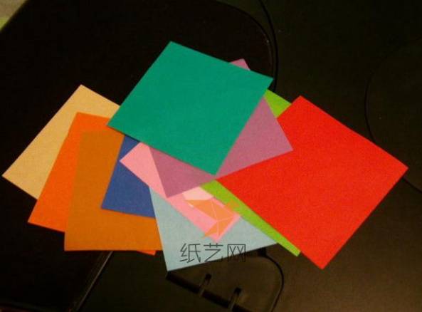 制作彩虹色的作品，自然是需要各种颜色的纸张了