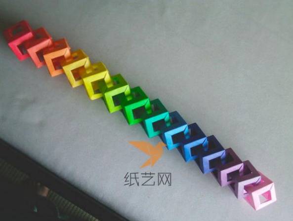 制作很多个前面的折纸小单元，我们就可以完成这样一个彩虹的装饰了