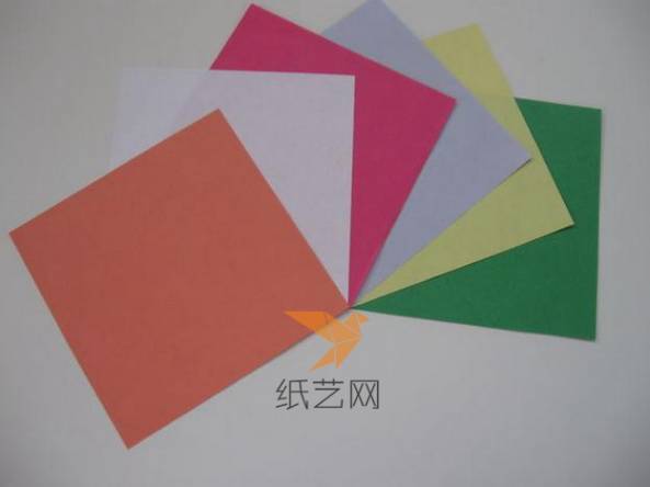 制作这个彩色的折纸立方体，我们需要彩色的正方形的纸张来折叠