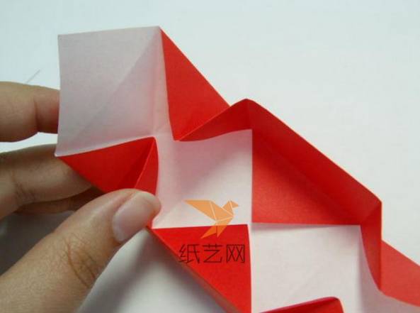 然后就要开始按照前面的折痕来做出折纸盒子的造型了