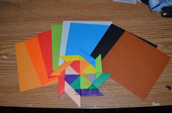准备八张正方形的纸张，为了漂亮，用彩纸是最好的