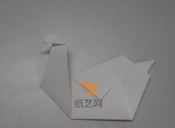 这样一个漂亮的折纸天鹅就制作完成了