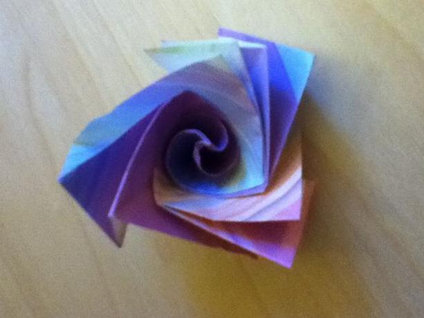 简单折纸玫瑰花情人节礼物制作教程