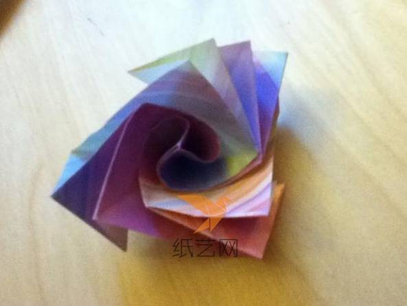 这样就可以完成这个折纸玫瑰花的制作了