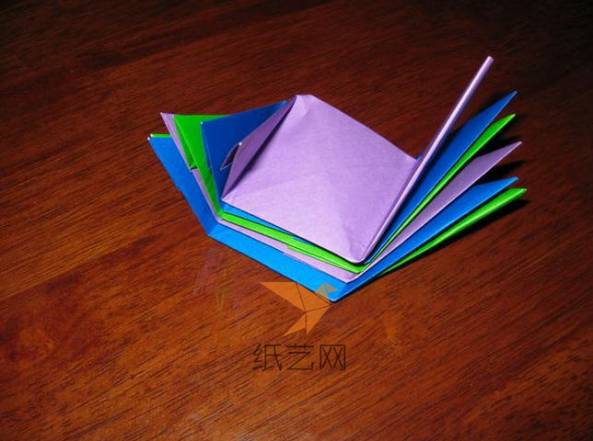 这样来制作总共六个折纸单元就可以接下来制作纸球花了
