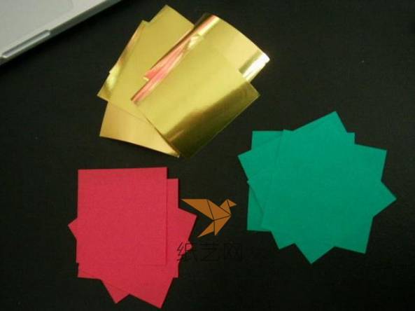 三种颜色的正方形的纸张各需要5张