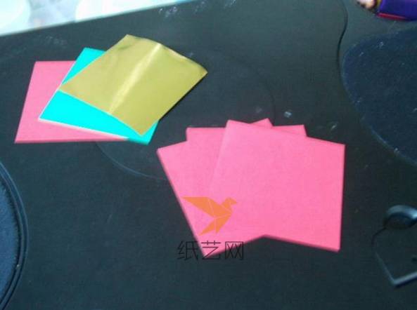 准备三张不同颜色的正方形纸张用来制作折纸盒子盖子，然后再用三张同样颜色的纸张来制作下面的折纸盒子