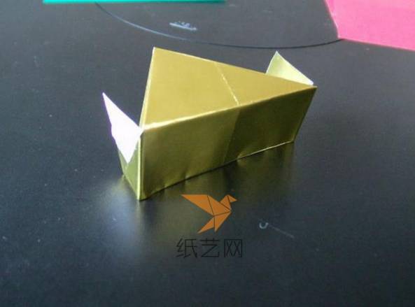 这样三角形折纸盒子的一个部分就制作完成了，其它所有的纸张都按照这个方法来进行折叠