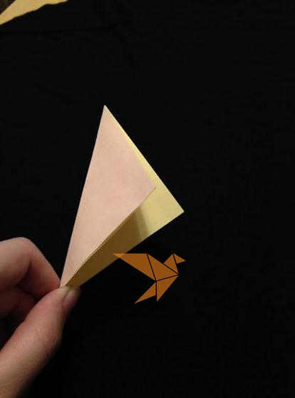 制作折纸小鸟的第一步就是将正方形的对角对折