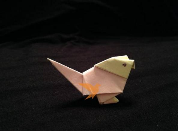 我们可以给折纸小鸟的头部画上眼睛，那就更像是小鸟的样子了
