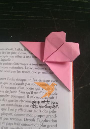 这样制作的折纸心书签就可以套到页角上面