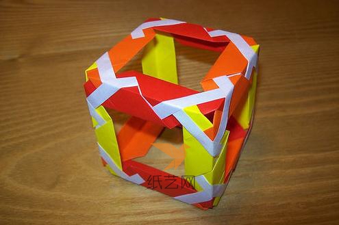 继续同样的方法来进行制作，就可以完成这个折纸立方体框的作品啦