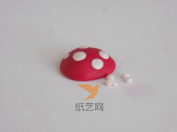 用很小的白色粘土在上面装饰成为粘土蘑菇的小伞