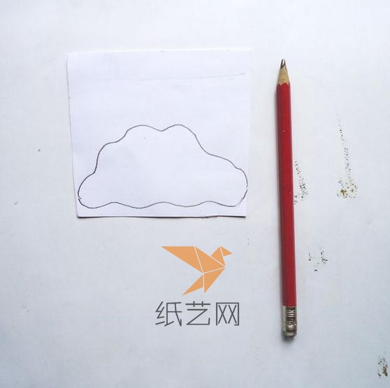 先用铅笔在白纸上画出小云朵