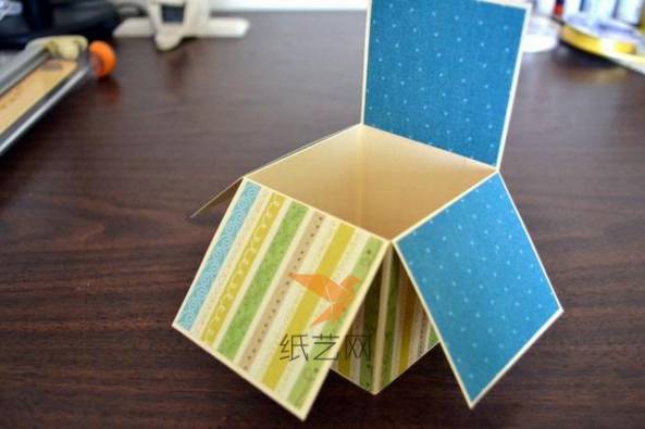 先用卡纸做好教程中的盒子，然后用漂亮的装饰彩纸把几个面都贴上装饰好