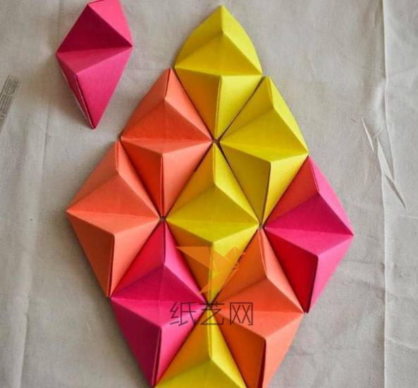 制作不同颜色的这种折纸单元，就可以拼成一个漂亮的墙饰了