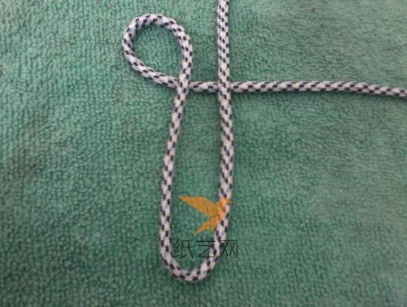 先用绳子编织第一个结，可以先参考第三步来确定下面留的环的长度