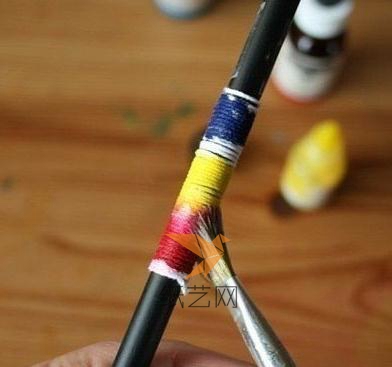 前面涂好的界限分明的红黄蓝的颜色，接下来用毛笔沾上水，慢慢的把颜色交接的位置涂抹一下