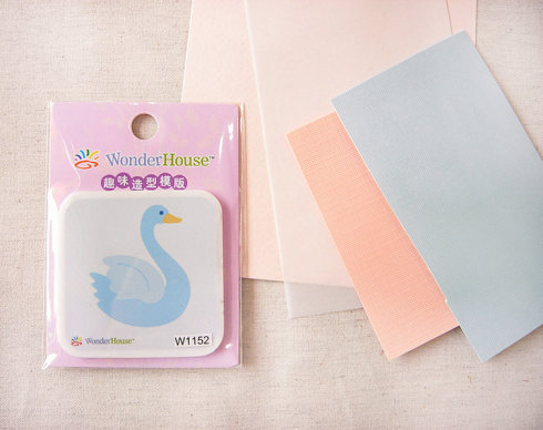 第一步：选择好纸张，我要做一只蓝色的和一只粉色的天鹅