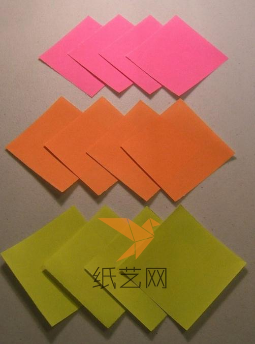 制作这个折纸纸球花我们需要三种颜色的正方形纸张各四张