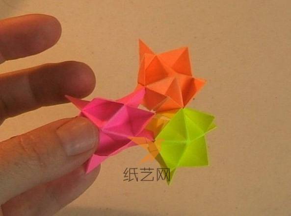 加上第三种颜色的折纸单元